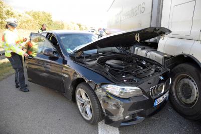 BMW kommt von der Fahrbahn ab und rammt zwei LKW auf der A8 bei Neuhausen